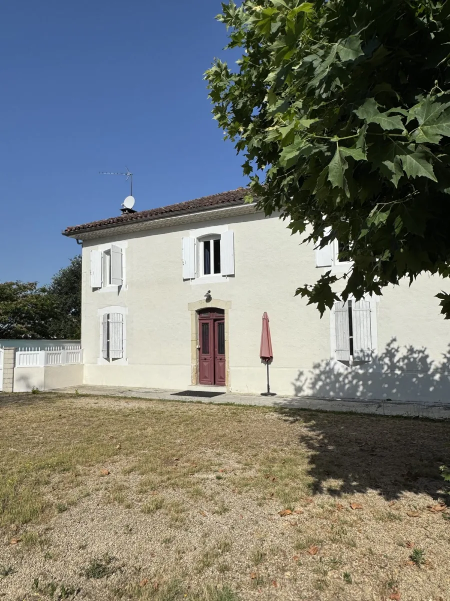 Photo du bien « Découvrez cette superbe propriété de caractère, alliant le charme de l&rsquo;ancien, de généreux volumes et un environnement paisible. Proche PONTONX. »