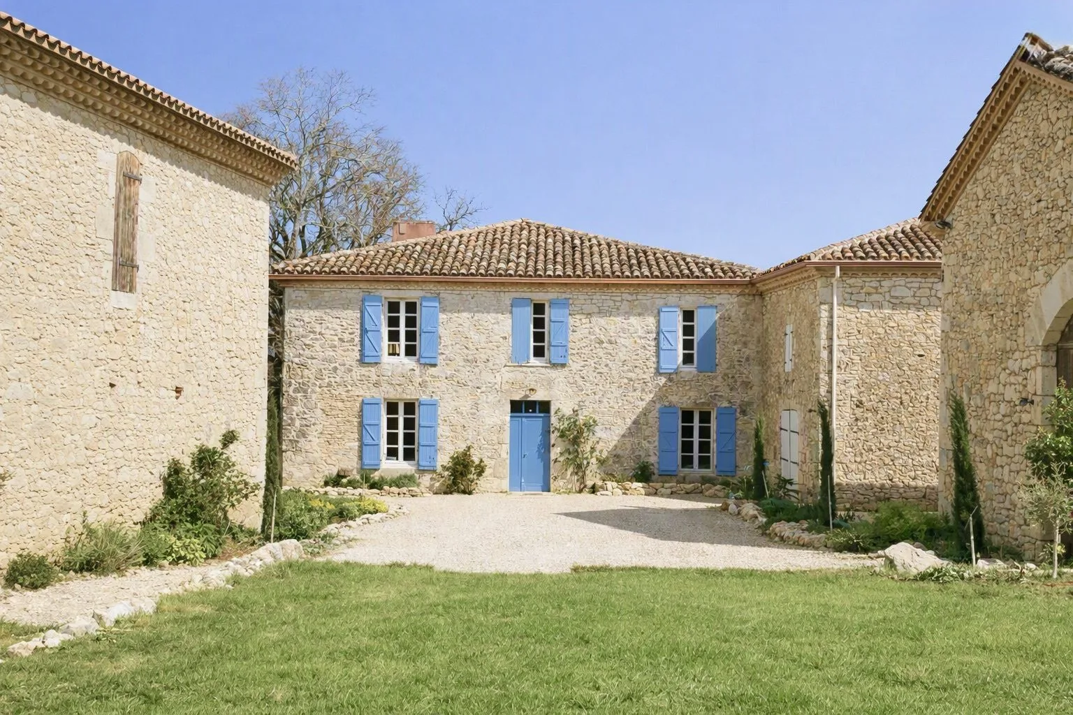 Photo du bien « Domaine médiéval en pierre avec vues protégées à 360° – Golden Triangle du Gers, 1h de Toulouse »